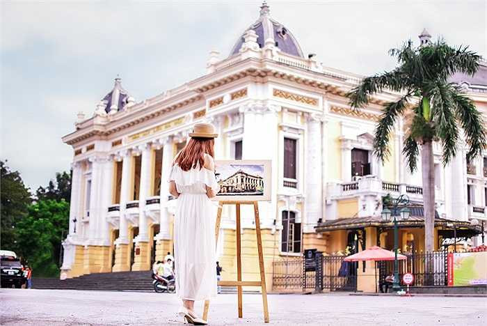 Với ý tưởng độc đáo, tác phẩm '2 trong 1' này đã ghi dấu ấn riêng của mình trong lòng nhiều khán giả. Từng địa danh quen thuộc, nổi tiếng của Hà Nội hiện sống động trong từng góc ảnh chân thực và cả những nét vẽ 'có hồn' của cô gái trong bức ảnh. 