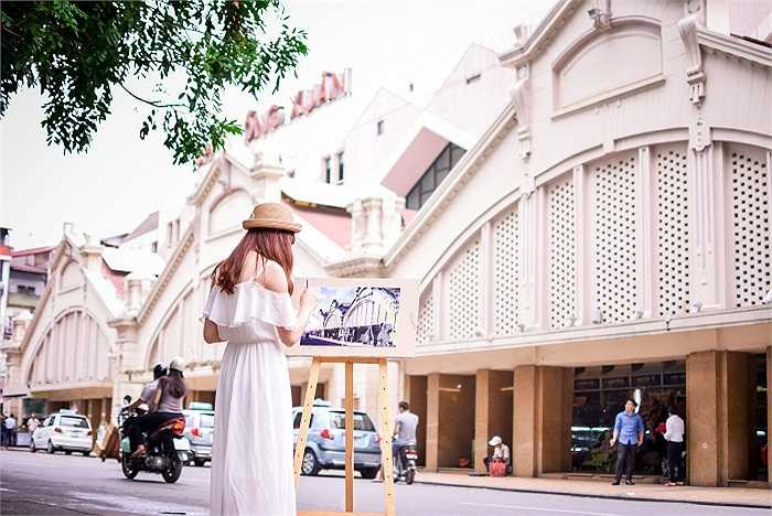 Hồng Nhung (cô gái trong seri ảnh) cũng đã gửi gắm không ít tâm tư vào tác phẩm: 'Dù không phải là một người con của Hà Nội nhưng được sống và học tập tại trái tim của Tổ quốc là một may mắn và càng khiến mình yêu Hà Nội hơn, có những cảm xúc thân thuộc, ấm áp và yên bình mỗi khi dạo bước trên những con phố của Hà Nội'