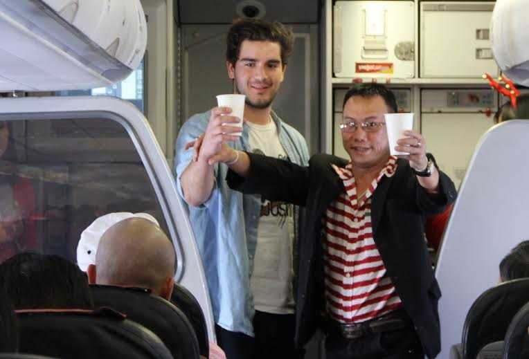 Ảo thuật gia trình diễn trên chuyến bay khai trương