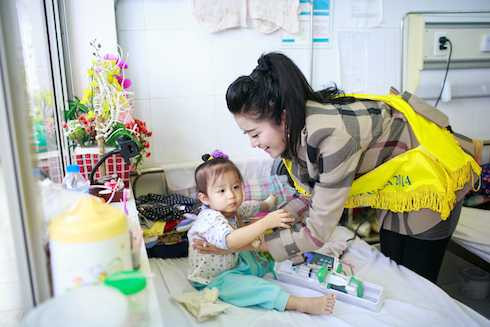 Huyền My từ thiện