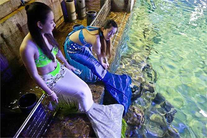 Theo Na, thời gian biểu diễn dưới nước chỉ 10 phút nhưng việc lặn xuống thủy cung sâu 6m mỗi ngày không phải điều dễ dàng. Chưa kể để có được màn biểu diễn các động tác hài hòa, mềm mại và quyến rũ, các nàng tiên cá phải tập luyện nhiều tháng trời trên cạn, dưới hồ bơi và trong thủy cung. (Theo Tuổi trẻ)