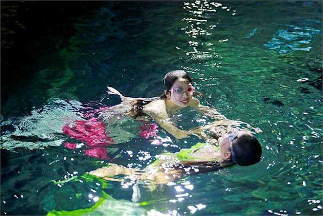 Để có được những động tác biểu diễn đẹp, mỗi ngày các nàng tiên cá tập luyện với nhau. (Theo Tuổi trẻ)