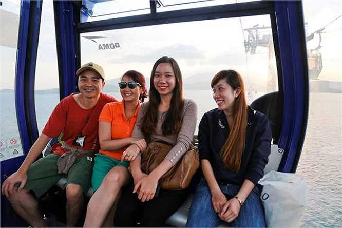 Du khách chụp ảnh lưu niệm khi phát hiện hai nàng tiên cá trên đường trở về nhà sau một ngày làm việc. (Theo Tuổi trẻ)