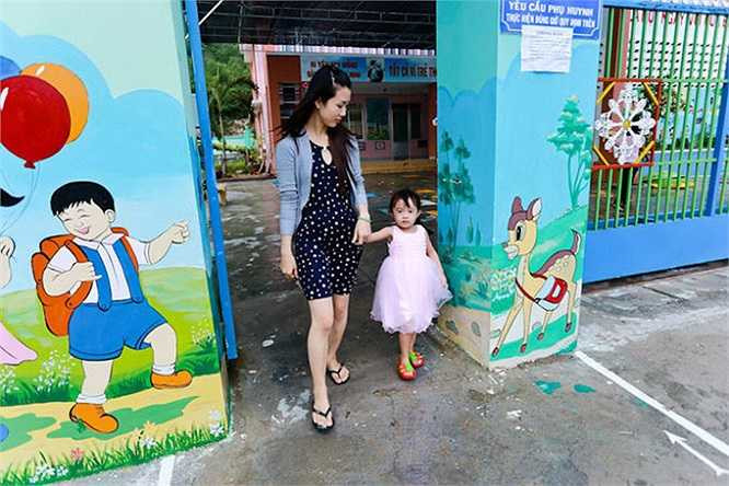 Nàng tiên cá Trần Thị Ngọc Tuyết đón con ở trường mẫu giáo về nhà. Vào tháng 11 mới đây, nàng tiên cá Trần Thị Ngọc Tuyết nhận làm bán thời gian ở thủy cung để kiếm thêm thu nhập, trang trải cho gia đình nhỏ. (Theo Tuổi trẻ)