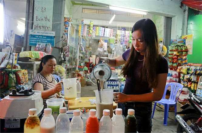 Sau giờ tan ca, nàng tiên cá Nguyễn Thị Mỹ Hạnh về nhà phụ giúp mẹ bán hàng vào buổi tối. (Theo Tuổi trẻ)