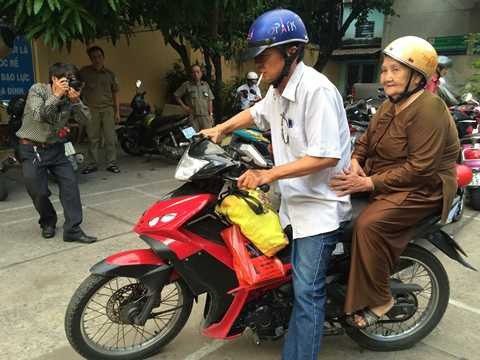 Bé trai 2 tuổi bị bỏ rơi trên taxi: Người mẹ giãi bày nguyên nhân