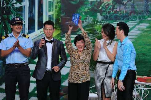 Phi Phụng nhận cúp