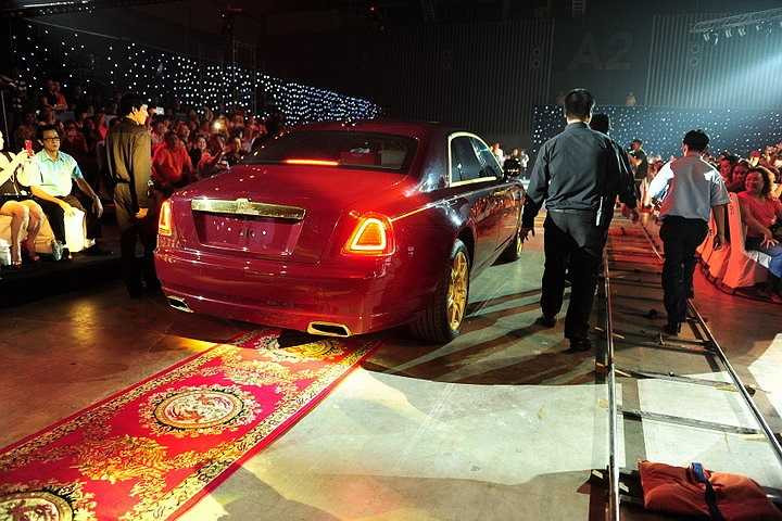 Liveshow Thương hoài ngàn năm 2 càng gây chú ý hơn khi việc đưa siêu xe này vào sân khấu đã mất hơn 10.000 USD của Ông hoàng nhạc Việt