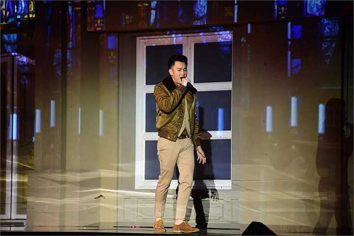 Sau đó, nam ca sỹ tiếp tục thể hiện Con đường xưa em đi và Sương lạnh chiều đông. 