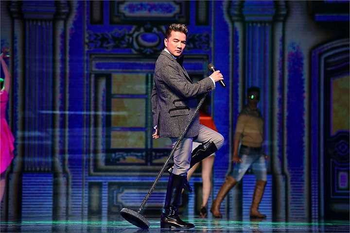 Mr Đàm với dáng vẻ bảnh bao như một quý ông thượng lưu, tay cầm một cây dù hiệu và một con chó kiểng bước xuống xe sang và lên thẳng sân khấu hát Kiếp nghèo đã gây ấn tượng cho tất cả khán giả có mặt.