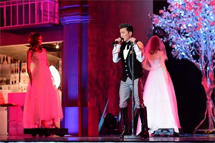 Mr Đàm tiếp tục chuỗi ca khúc bao gồm LK Hoa sứ nhà nàng – Con đường mang tên em – Mưa rừng.