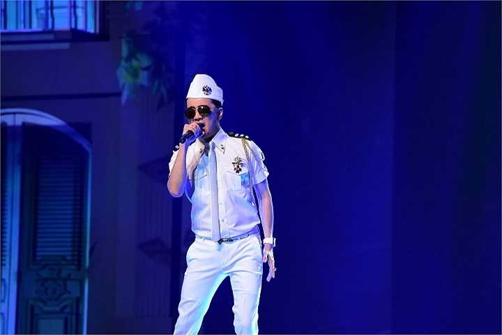 Anh cũng không quên thể hiện lại các khúc luôn được khán giả yêu cầu mỗi khi hát ở phòng trà như Biển tình; Về đâu mái tóc người thương.