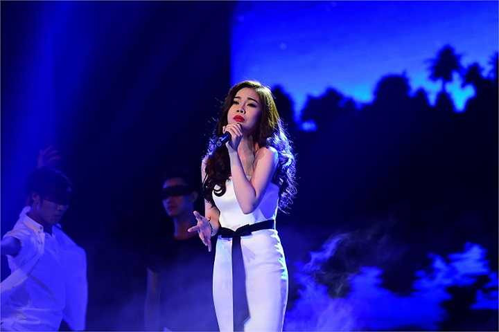 Quán quân Nhân Tố Bí Ẩn mùa đầu tiên Giang Hồng Ngọc rất xuất sắc khi thể hiện nhạc phẩm Khúc thụy du.