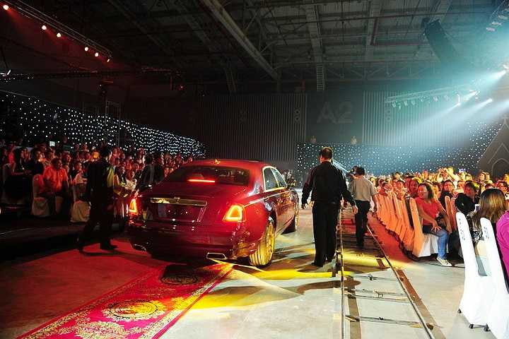 Đàm Vĩnh Hưng đã giữ đúng lời hứa khi ngồi trên xe và từ từ tiến ra đường băng