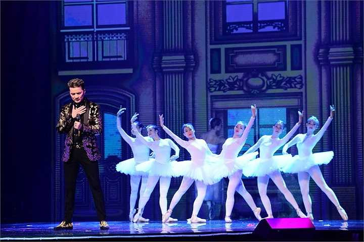 Mr Đàm kết thúc đêm diễn với Ô kìa đời bỗng dưng vui cùng các vũ công của vũ đoàn ABC Kids.