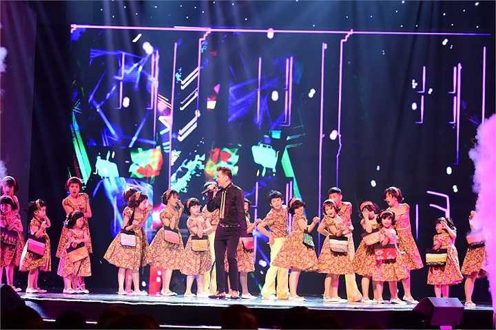 Phần âm nhạc với sự kết hợp giữa ban nhạc hiện đại, dàn hợp xướng và đặc biệt là dàn nhạc giao hưởng đã làm cho những ca khúc Bolero, ca khúc Xưa và trữ tình được khoác lên một chiếc áo mới