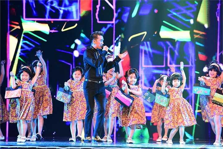 Mr Đàm chia sẻ rằng: 'Có thể gọi là hoàng bào vì nó được phối âm, phối khí rất tuyệt vời, sang trọng với phần đạo diễn âm nhạc của Nhạc sỹ Việt Anh – Anh Khoa.'