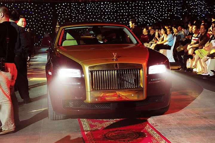 Siêu xe được mạ vàng ở rất nhiều chi tiết, đã khiến toàn bộ sân khấu trầm trồ trước sự chơi sang này