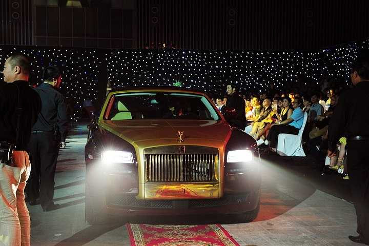 Khó ai có thể quên hình ảnh Mr Đàm sang trọng ngồi trên siêu xe và tiến ra trước gần 1000 khán giả