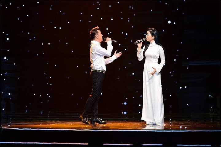 Thương hoài ngàn năm 2 mở màn Phần nhạc học đường bằng phần dẫn chuyện của nhà thơ Đỗ Trung Quân và nghệ sỹ Minh Trang