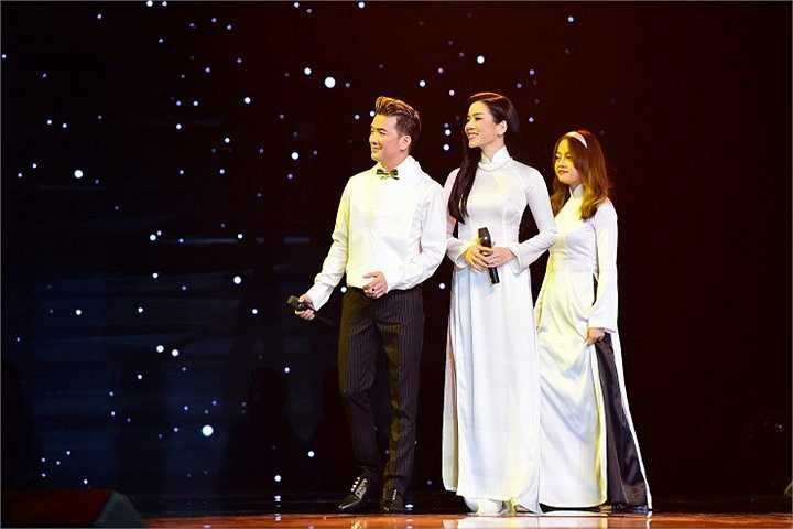 Với chất giọng ấm áp đầy tự sự, hai nghệ sỹ đã đưa người nghe trở về quá khứ của những tháng ngày thơ mộng ngày còn ngồi trên ghế nhà trường.