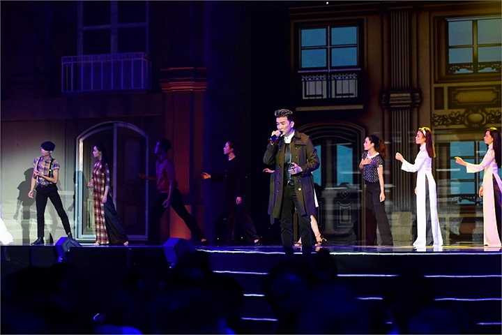 Âm nhạc trong phần đầu tiên bao gồm các ca khúc điển hình cho dòng nhạc này: Nỗi buồn hoa phượng; Lối thu xưa; Ba tháng tạ từ. Cả ba ca khúc Mr Đàm đều hát song ca cùng 'Nữ hoàng phòng trà' Lệ Quyên. Ngay từ những phút đầu, khán giả đã mãn nhãn bởi hai giọng ca hàng đầu ở dòng nhạc Bolero, trữ tình…