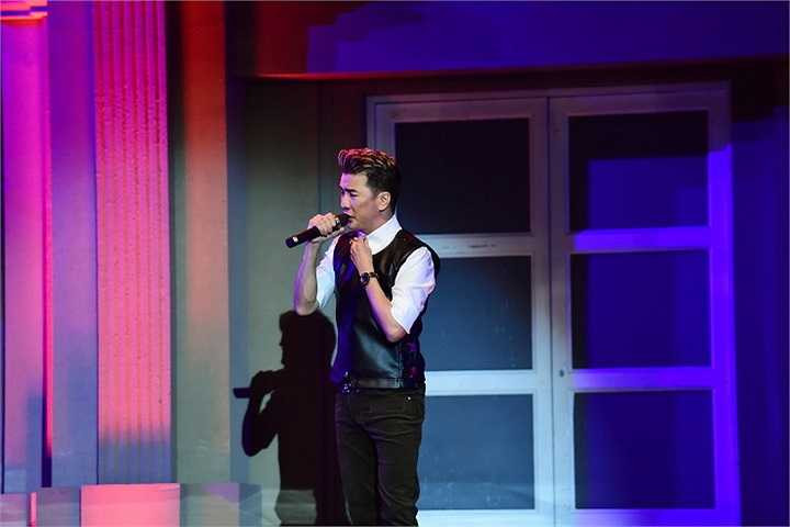 Ca khúc Chuyến Tàu Hoàng Hôn của Minh Lỳ - Hoài Linh được Mr Đàm chọn khi chuyển sang phần nhạc lính. Với ca khúc này, anh khiến người nghe say đắm bằng lối hát như thấu tận tim gan và đã mắt với những đoạn trình chiều mapping tạo hình ảnh lửa, khói in hằn lên những ngôi nhà được đạo diễn dựng trải dài trên sân khấu.