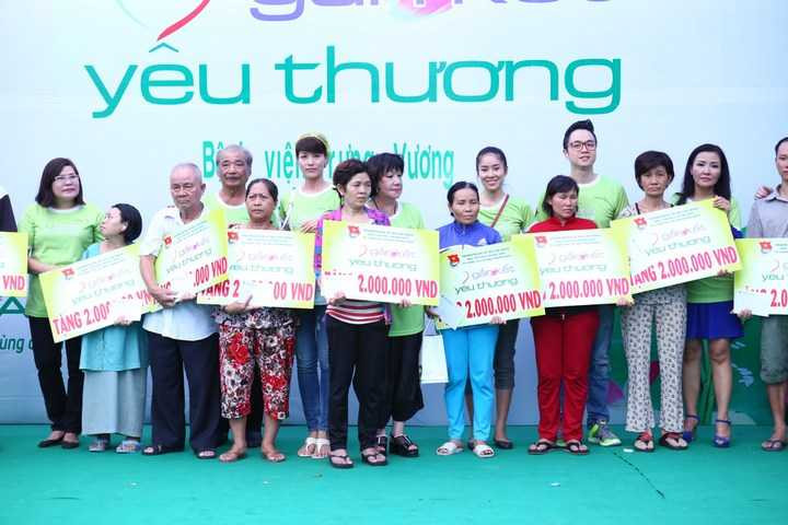 Gắn kết yêu thương trao quà