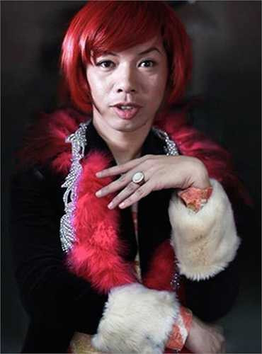 Thái Hòa trở lại với hình tượng Phạm Hương Hội, ngày càng 'làm quá' với mái tóc nhuộm đỏ rực rỡ và phụ kiện rườm rà.