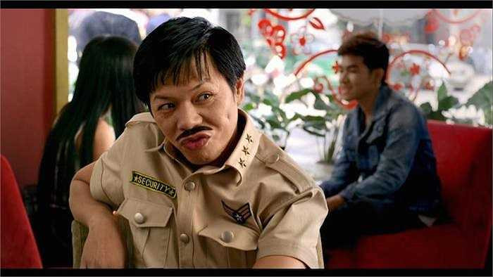 Anh gồng mình trở nên manly, đeo ria mép giả để được ở gần Nam.