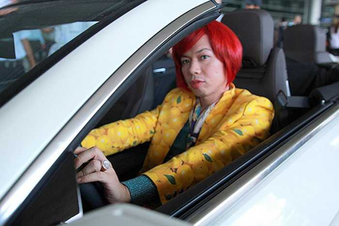 Ngoài mái tóc đỏ, Thái Hòa cũng diện những trang phục lòe loẹt, vô cùng nổi bật.