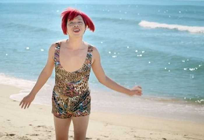 Nhân vật chị Hội làm quá khi diện monokini họa tiết da báo trên bãi biển.