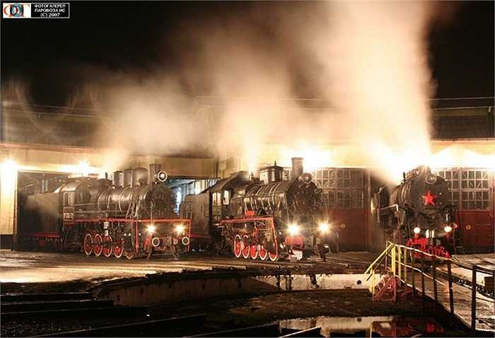 Thời đó, các nhà ga đều có đĩa xoay để đổi hướng đầu máy. Khi đầu máy tách khỏi các toa đằng sau, tiến vào đĩa xoay khổng lồ (đường kính 25m). Sau khi xoay hướng, đầu máy chạy ra khỏi đĩa để nối vào toa xe khác.