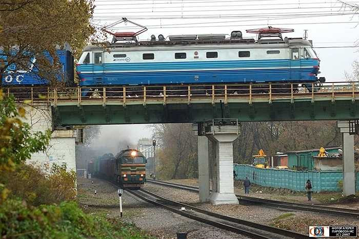 Thế hệ đầu máy mới cũng gọn gàng hơn, có thể chui vào hầm đường sắt hoặc gầm cầu, bến cảng, thậm chí vào tận hầm mỏ.