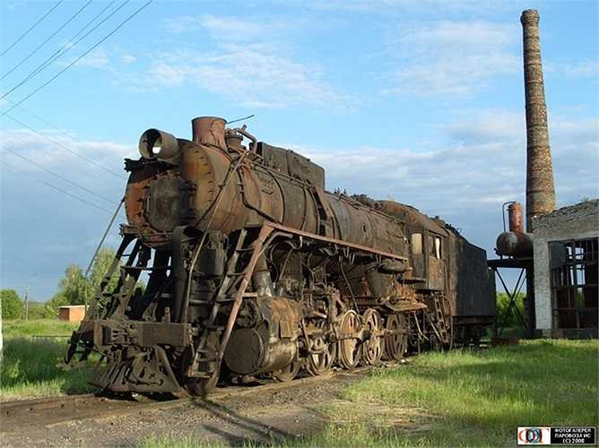 Một đầu máy hơi nước phổ biến những năm 1930 bị bỏ lại ở một vùng nông thôn Nga. Đầu máy loại này chạy than, sức kéo lớn xấp xỉ hai vạn mã lực, có thể kéo hàng chục toa hàng đến các vùng xa xôi ở Nga.