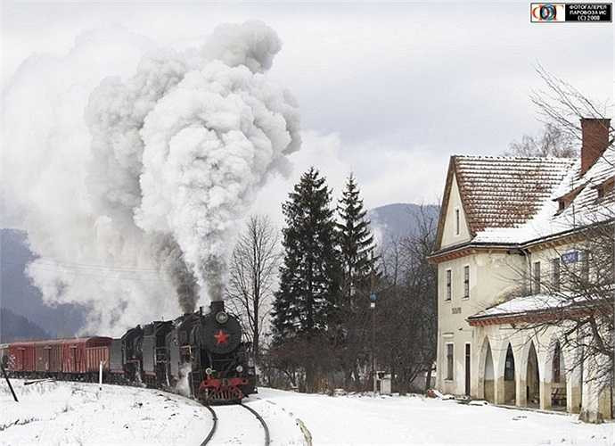Đầu máy loại này của Nga có đặc điểm rất dễ nhận diện là phun hơi nước và khói mù mịt trên đường, phía sau cabin tài xế luôn gắn liền một toa chứa cỡ 10 tấn than (hoặc củi) để duy trì nhiệt năng cho nồi hơi.