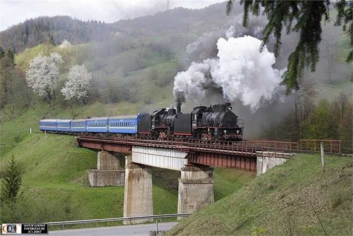 Đầu máy hơi nước chạy than cũng có những hạn chế nhất định, đặc biệt là tốc độ chậm, gây ô nhiễm nên dần bị thải loại.