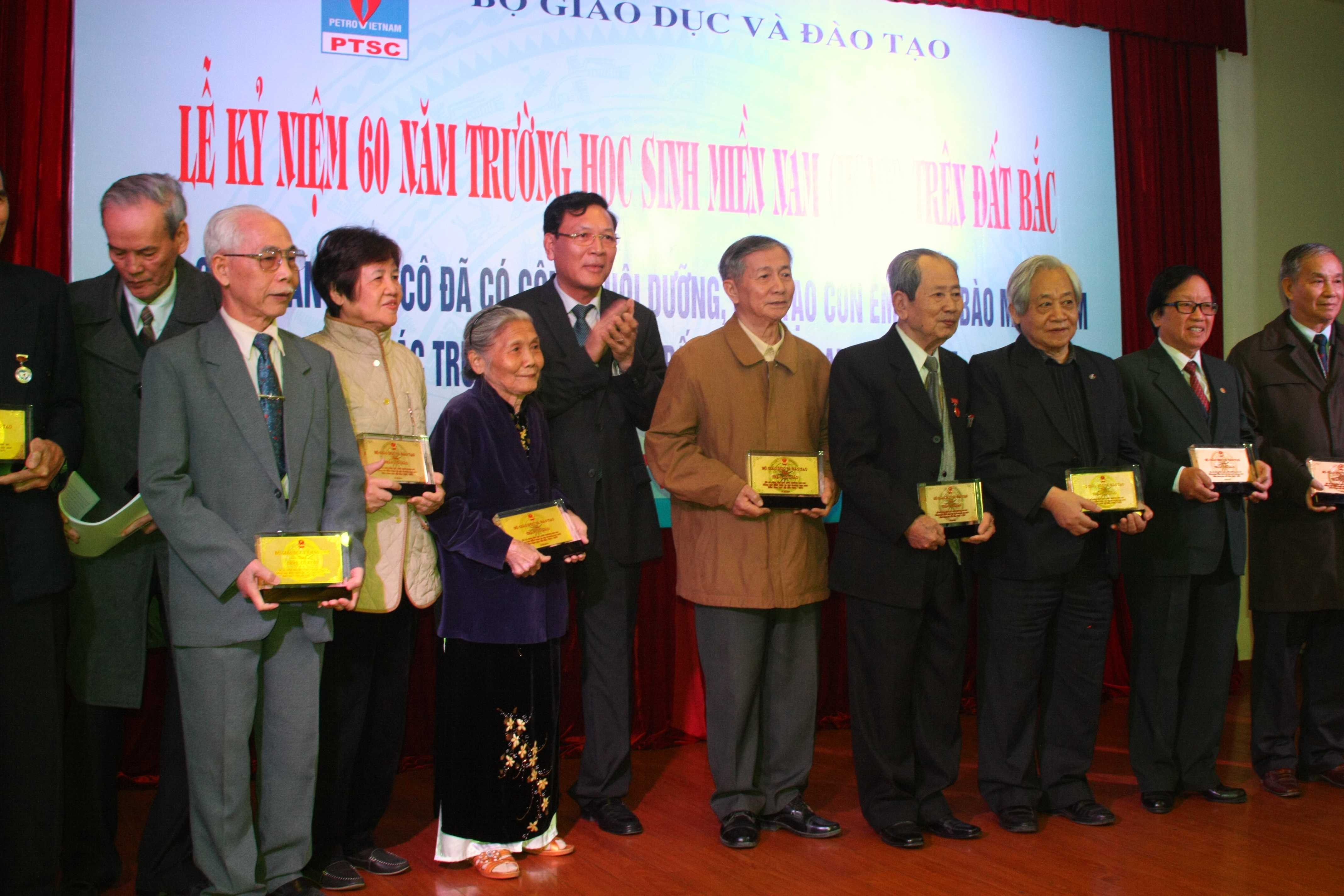 các trường học sinh miền Nam trên đất Bắc