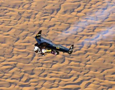 Rossy băng qua sa mạc Dubai trên đôi cánh của mình