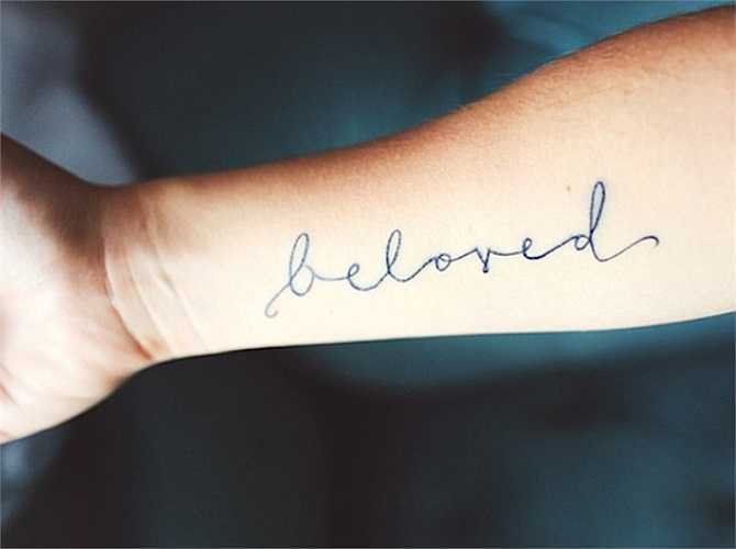 Xăm chữ: Đây được coi là kiểu xăm hình phổ biến nhất của giới trẻ. Theo đó, những dòng chữ, câu châm ngôn ý nghĩa hay tên người yêu, cha mẹ... thường được lựa chọn nhiều hơn cả.