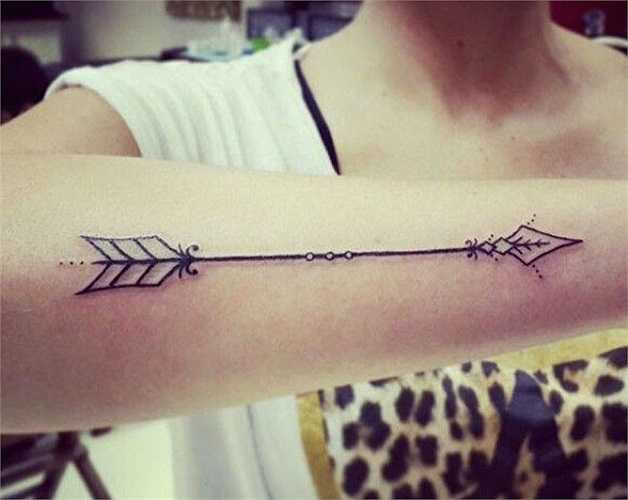 Xăm mũi tên: Kiểu xăm này dành cho những bạn trẻ luôn có suy nghĩ tích cực, hương đến nhiều điều tốt đẹp trong tương lai.