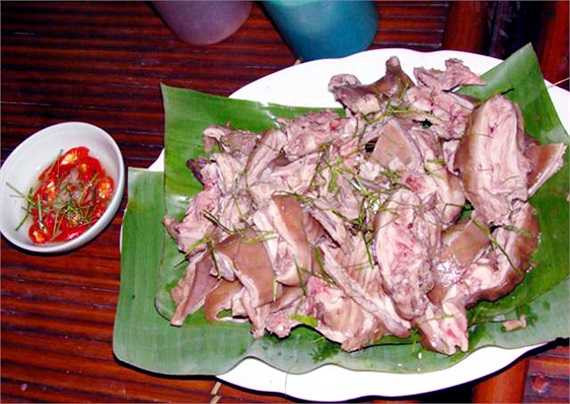 Một khách quen thường mua thịt chuột tại đây nói: 'Tuy gọi là chợ chứ thực ra là có hơn chục nhà bán, khách qua đường mua thịt chuột về thưởng thức và làm quà'.