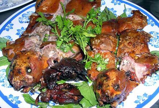 'Chuột đồng vừa lành, vừa thơm ngậy, mình ăn thấy ngon lại giúp mùa màng của bà con khỏi bị chúng phá hoại', anh cho biết thêm.