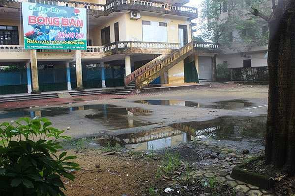 Khoảng 2 - 3 năm trở lại đây, khi đi qua các con đường chính của trung tâm TP Hà Tĩnh như đường Phan Đình Phùng, Đặng Dung, Trần Phú, Nguyễn Công Trứ…ở TP Hà Tĩnh, người dân rất dễ nhận thấy có nhiều tòa nhà đồ sộ, tọa lạc trên những mảnh đất 'vàng' nhưng lại 'cài then đóng cửa' nhiều năm nay. (Ảnh chụp tại trụ sở cũ của Tỉnh đoàn Hà Tĩnh - đường Phan Đình Phùng). (Theo VNN)