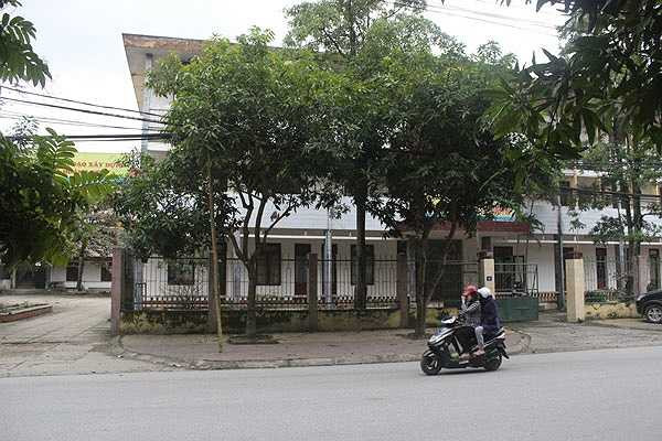 Mặc dù đã làm thủ tục đấu giá từ nhiều năm, những tòa nhà này vẫn đang 'mỏi mòn' chờ người mua. (Ảnh chụp tại trường Chuyên Hà Tĩnh - đường Đặng Dung). (Theo VNN)