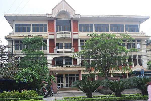 Tuy nhiên, khi chuyển ra 'nhà mới' thì ngược lại, những trụ sở cũ tọa lạc trên những mảnh đất vàng lại bỏ hoang vì không tìm được người mua, người thuê (ảnh chụp tại trụ sở cũ của cục thuế Hà Tĩnh nằm ngay trên QL 1A). (Theo VNN)