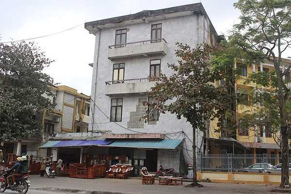 Bởi vậy, tại tuyến đường trung tâm nhất tỉnh Hà Tĩnh, nơi 'đầu não' của nhiều cơ quan tổ chức của tỉnh Hà Tĩnh vài năm trở lại đây bỗng dưng xuất hiện nhiều tòa nhà, trụ sở hoang lạnh như những 'ngôi nhà ma'. (Ảnh chụp tại trụ sở cũ của Cục thống kê). (Theo VNN)