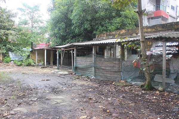 Trong khuôn viên trường Chuyên Hà Tĩnh (đường Đặng Dung), người dân sống xung quanh còn 'tận dụng' những trụ sở này làm nơi chứa đồ, đậu xe, nuôi gà. (Theo VNN) 