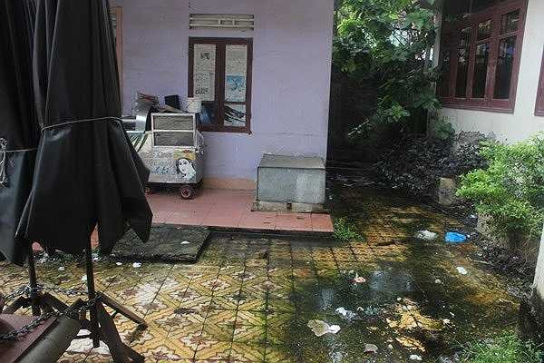 Thậm chí nó còn là nơi 'giải quyết' nhu cầu vệ sinh cho những vị khách ở các quán xá gần đó. (Ảnh chụp trong khuôn viên trụ sở cũ Cục thuế Hà Tĩnh). (Theo VNN)