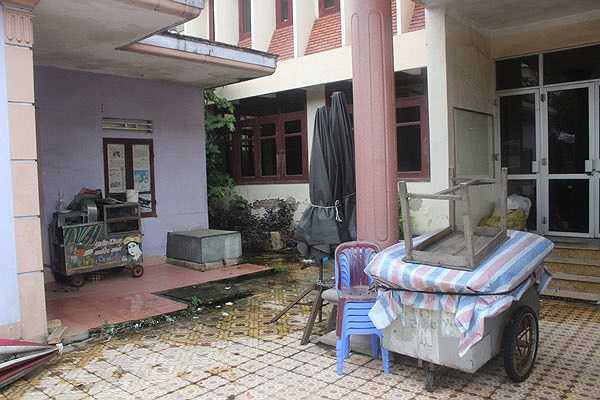 Hình ảnh nhếch nhác, hôi thối là đều dễ nhận thấy ngay tại khuôn viên các tòa nhà - nơi từng là 'đại bản doanh' của cơ quan nhà nước tại Hà Tĩnh. (Ảnh chụp trong khuôn viên trụ sở cũ cục thuế Hà Tĩnh). (Theo VNN)